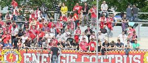 Love it - and leave it: Nach 17 Jahren müssen die Cottbusser und ihre Fans die geliebte erste und zweite Liga verlassen.