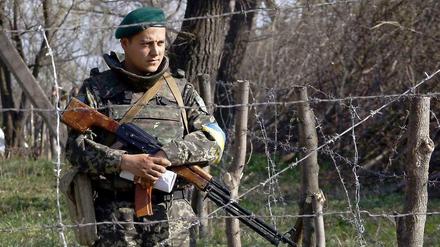 Ein ukrainischer Soldat an der Grenze zu Russland.