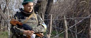 Ein ukrainischer Soldat an der Grenze zu Russland.