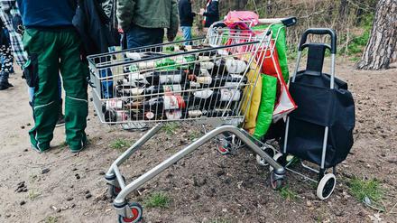 Einkaufswagen, Tragetaschen, Hackenporsche - bei Fußballspielen und Konzerten rücken gut organisierte Pfandsammler mit großer Ausrüstung an.