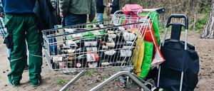 Einkaufswagen, Tragetaschen, Hackenporsche - bei Fußballspielen und Konzerten rücken gut organisierte Pfandsammler mit großer Ausrüstung an.