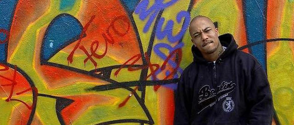 Früherer Rapper: Denis Cuspert als Deso Dogg vor einem Graffiti in Berlin.