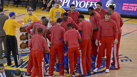 Stiller Protest. Die Basketballprofis der Los Angeles Clippers demonstrierten gegen die Äußerungen ihres Klubeigentümers Donald Sterling mit auf links gedrehten Aufwärm-Shirts. Sie trugen dann schwarze Socken, Stirn- oder Armbänder.