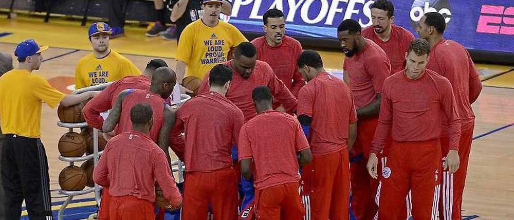 Stiller Protest. Die Basketballprofis der Los Angeles Clippers demonstrierten gegen die Äußerungen ihres Klubeigentümers Donald Sterling mit auf links gedrehten Aufwärm-Shirts. Sie trugen dann schwarze Socken, Stirn- oder Armbänder.