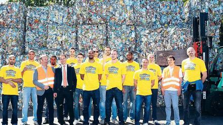 Der Geruch des Erfolges. Pokalsieger Alba Berlin beim Besuch in der Recyclinganlage des Hauptsponsors. 