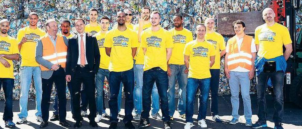 Der Geruch des Erfolges. Pokalsieger Alba Berlin beim Besuch in der Recyclinganlage des Hauptsponsors. 