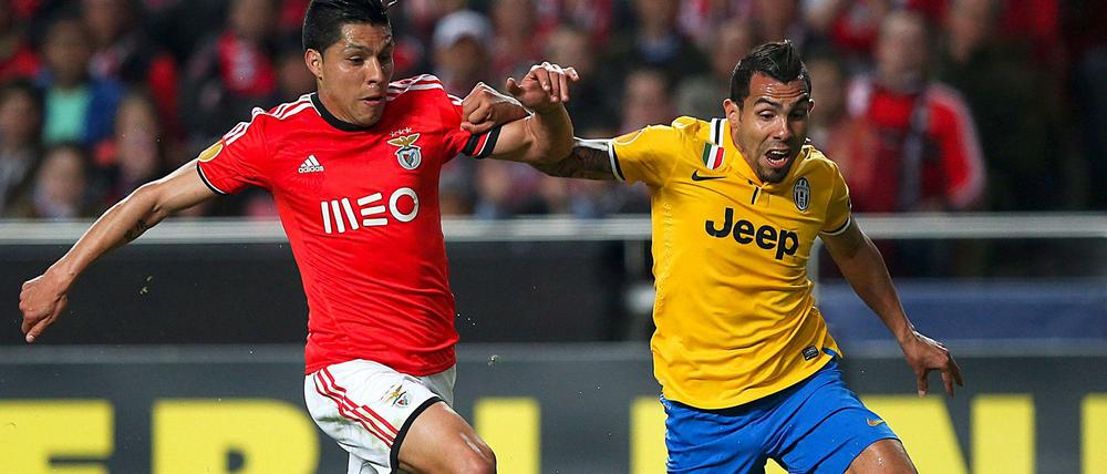 Ellbogen raus. Benficas Enzo Perez (links) im Duell mit Carlos Tevez in Diensten von Juventus Turin. Der Argentinier erzielte in der zweiten Halbzeit den Ausgleich für die Italiener.