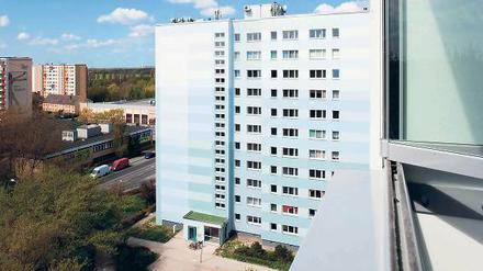 Die drei Elfgeschosser hätte der Bezirk Pankow aus ästhetischen Gründen am liebsten abgerissen. Letztlich einigte man sich auf ein Fassadenkonzept, bei dem die Farbe gen Himmel immer heller wird.
