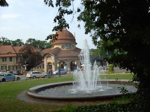 Der Mexikoplatz mit Springbrunnen
