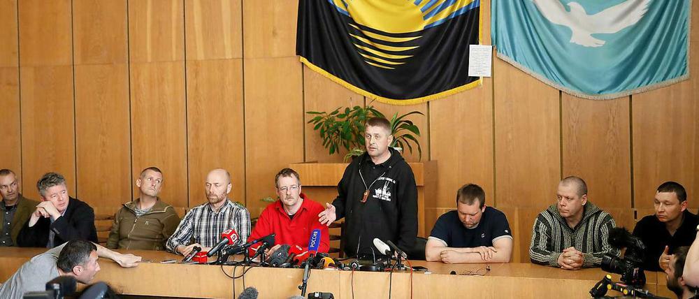Pressekonferenz mit den festgehaltenen OSZE-Militärbeobachtern: Der selbsternannte Bürgermeister von Slawjansk, Wjatscheslaw Ponomarjow (stehend) führt seine Geiseln den Journalisten vor. 