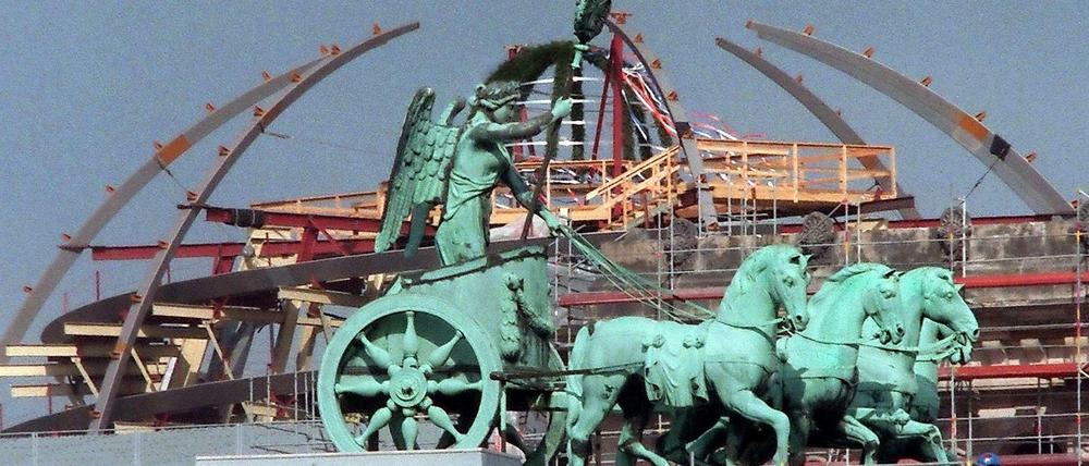 Damals: 1997 thronte die Quadriga auf dem Brandenburger Tor vor der noch unfertigen Reichstagskuppel.
