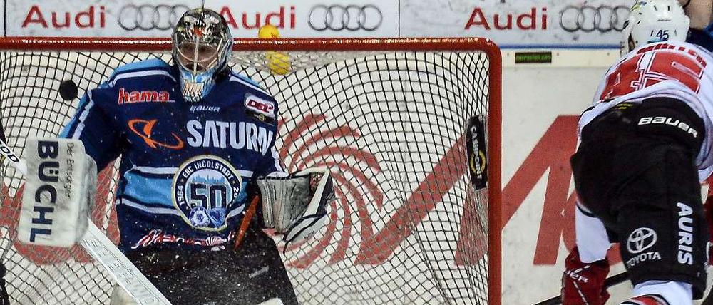 Auf ihn wird es auch ankommen. Ingolstadts Torwart Pielmeier, der hier gegen den Kölner Marcel Müller rettet.