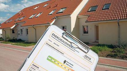 Der Energieausweis. Auf einer waagerechten Skala zeigt ein Pfeil an, wie energieeffizient das Gebäude ist.