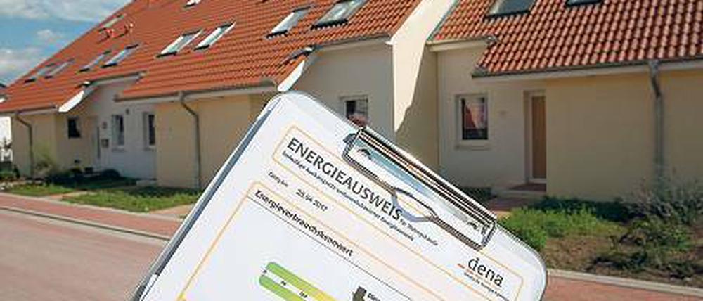 Der Energieausweis. Auf einer waagerechten Skala zeigt ein Pfeil an, wie energieeffizient das Gebäude ist.