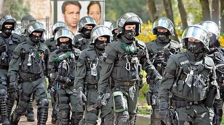 Zu schwere Uniform? Eine Hundertschaft der Polizei in voller Montur.