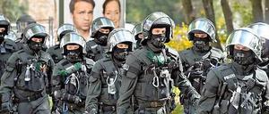 Zu schwere Uniform? Eine Hundertschaft der Polizei in voller Montur. 