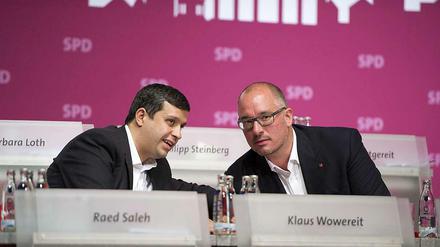 Was jetzt? Saleh und Stöß tuscheln schon über die neue Kandidatin.
