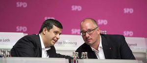Was jetzt? Saleh und Stöß tuscheln schon über die neue Kandidatin.