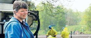 Vertrieben vom Öl. Claudia Sundermann und ihre Familie mussten ihren Bauernhof bei Gronau verlassen. Sechs ihrer Kühe mussten getötet werden, weil sie das Erdöl-Wassergemisch getrunken hatten. 