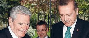 Man redet und streitet: Recep Tayyip Erdogan und sein deutscher Gast Gauck vor ihrem Gespräch am Montag. 