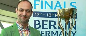 Ganz groß: Füchse-Manager Bob Hanning und der EHF-Pokal.