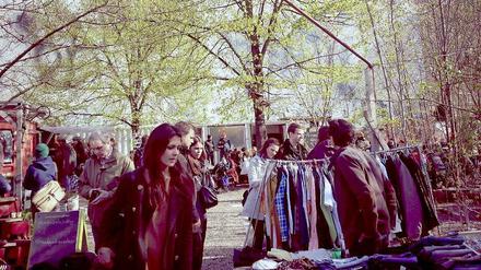 Sonntag ist in Berlin Flohmarkttag - wie hier in den Prinzessinnengärten in Kreuzberg.