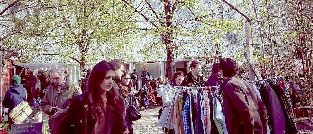 Sonntag ist in Berlin Flohmarkttag - wie hier in den Prinzessinnengärten in Kreuzberg.