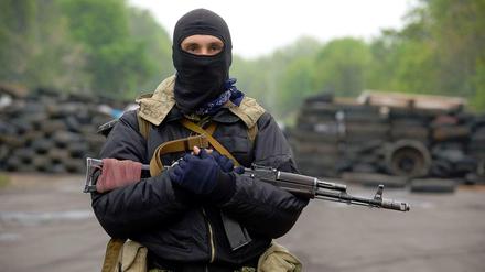 Pro-Russischer Aktivist vor einer Straßensperre bei Slawjansk.