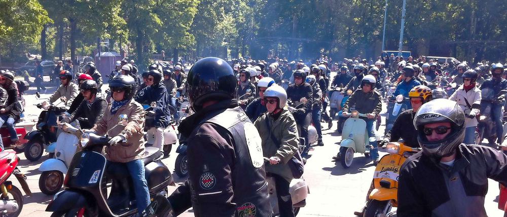 Alle Jahre wieder am Maifeiertag: das traditionelle Anrollern am Winterfeldplatz in Berlin.