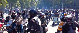 Alle Jahre wieder am Maifeiertag: das traditionelle Anrollern am Winterfeldplatz in Berlin.