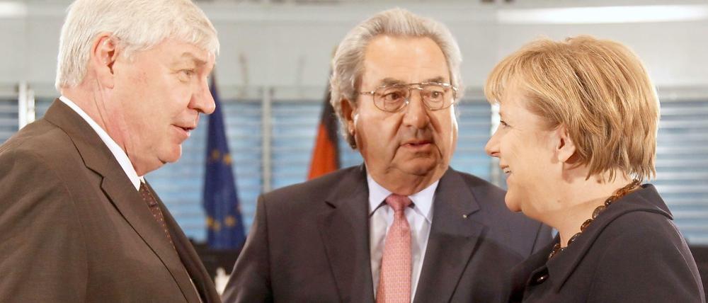 In der Sache einig, in der Umsetzung weit auseinander: DGB-Chef Michael Sommer, der langjährige Arbeitgeberpräsident Dieter Hundt und Bundeskanzlerin Angela Merkel vor zwei Jahren. 