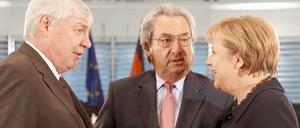 In der Sache einig, in der Umsetzung weit auseinander: DGB-Chef Michael Sommer, der langjährige Arbeitgeberpräsident Dieter Hundt und Bundeskanzlerin Angela Merkel vor zwei Jahren. 