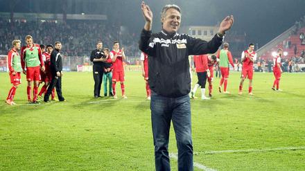 Applaus, Applaus. Trainer Uwe Neuhaus feiert die Fans des 1. FC Union. Vielleicht ist es auch umgekehrt.