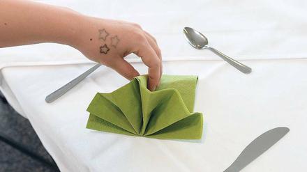 Dekorieren gehört zur gastronomischen Ausbildung der Haftanstalt, abends werden in der Küche die Messer gezählt.