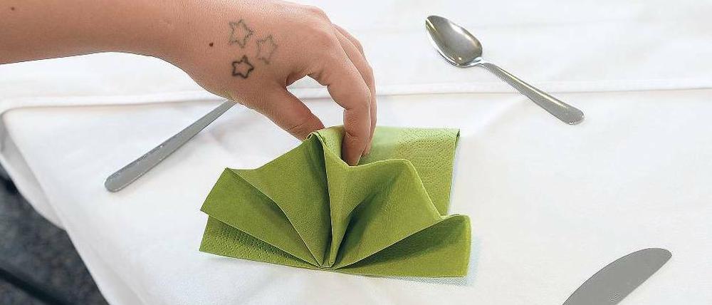 Dekorieren gehört zur gastronomischen Ausbildung der Haftanstalt, abends werden in der Küche die Messer gezählt.