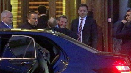 Wladimir Putin und Gerhard Schröder fallen sich in die Arme.