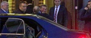 Wladimir Putin und Gerhard Schröder fallen sich in die Arme.