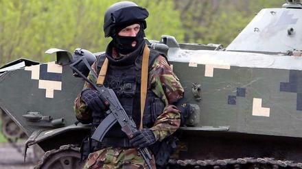 Ein Soldat an einem Checkpoint bei der ostukrainischen Stadt Slowjansk.