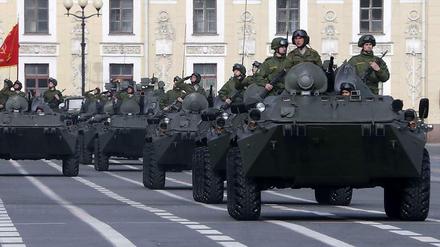 Russische Truppen üben für eine Militärparade in St. Petersburg.