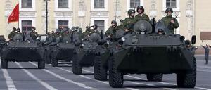 Russische Truppen üben für eine Militärparade in St. Petersburg.