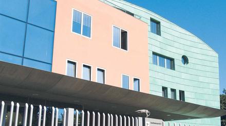 Mut zur Farbe. Die österreichische Botschaft in Berlin, nach einem Entwurf Holleins erbaut 1999–2001. 