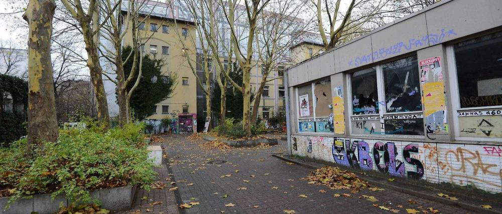 Statt Schülern trifft man seit 2012 in der Gerhart-Hauptmann-Schule Flüchtlinge. Bis zu 200 sollen auf dem Gelände an der Ohlauer-/ Ecke Reichenberger Straße leben.