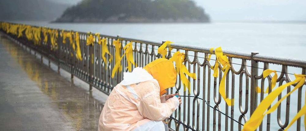 Verblassendes Gelb. Am Hafen von Jindo haben die Menschen Bänder ans Geländer gebunden. Die Farbe symbolisiert in Südkorea Hoffnung.