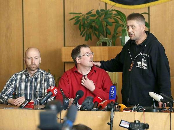 Der selbsternannte Bürgermeister von Slawjansk, Ponomarjow, mit zwei der festgesetzten OSZE-Militräbeobachter. 