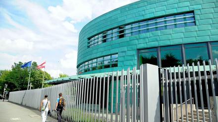 Eröffnet am 5. Juli 2001: Hans Holleins Gebäude der Österreichischen Botschaft in Berlin-Tiergarten.