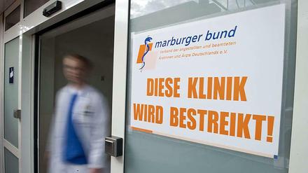 Die Ärzte haben schon mit einem eintägigen Warnstreik mehrere Vivantes-Häuser lahmgelegt. Hier am 30. April dieses Jahres das Humboldt-Klinikum in Reinickendorf.