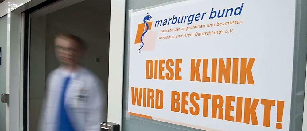 Die Ärzte haben schon mit einem eintägigen Warnstreik mehrere Vivantes-Häuser lahmgelegt. Hier am 30. April dieses Jahres das Humboldt-Klinikum in Reinickendorf.