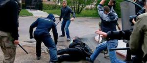 Prorussische Separatisten verprügeln in der Ostukraine einen Anhänger der Regierung in Kiew. 