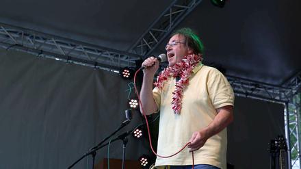 Der 64-Jährige aus Britz singt einen Song über eine Südseeschönheit - mit passendem Accessoire.