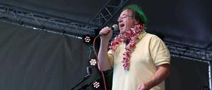 Der 64-Jährige aus Britz singt einen Song über eine Südseeschönheit - mit passendem Accessoire.
